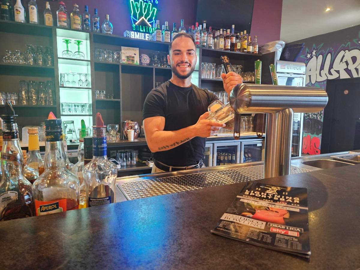 Service an der Lightning Bar